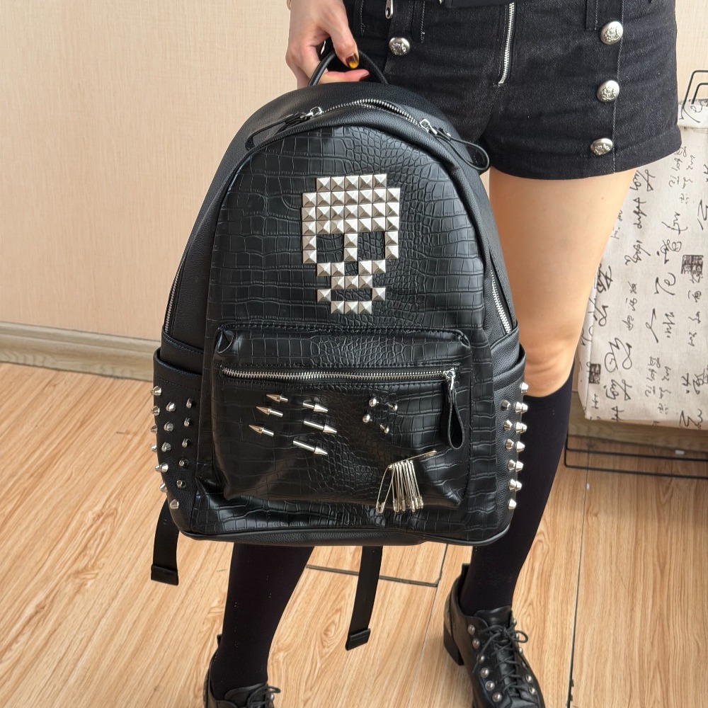 Czarny plecak z nitami w kszta – Fashion Backpack Women recenzja i cena